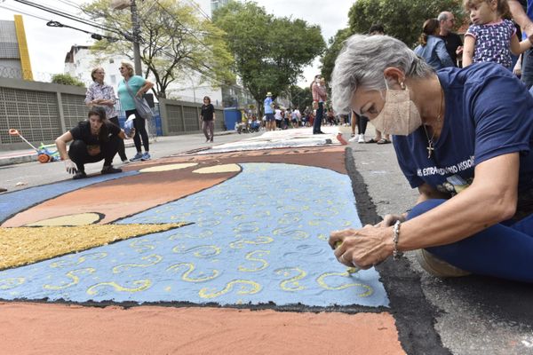 Moradores de Jardim da Penha, Vitória, confeccionam tapetes de Corpus Christi