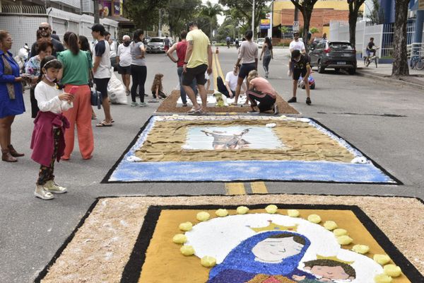 Moradores de Jardim da Penha, Vitória, confeccionam tapetes de Corpus Christi