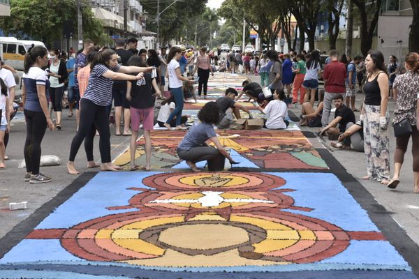Moradores de Jardim da Penha, Vitória, confeccionam tapetes de Corpus Christi