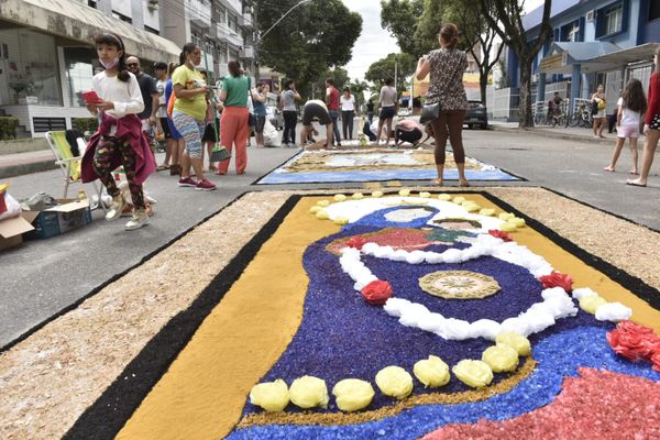 Moradores de Jardim da Penha, Vitória, confeccionam tapetes de Corpus Christi