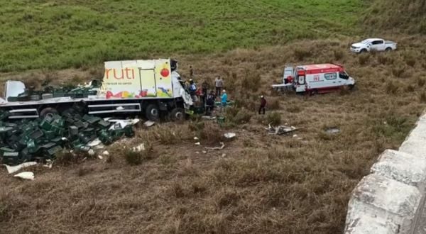 Motorista fica ferido após caminhão cair de ponte em João Neiva