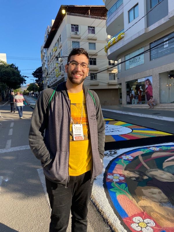 Tapetes de Corpus Christi em Castelo: para o castelense Nilson Ribeiro Moreira, 23 anos, voltar a ver os tapetes nas ruas da cidade é uma alegria