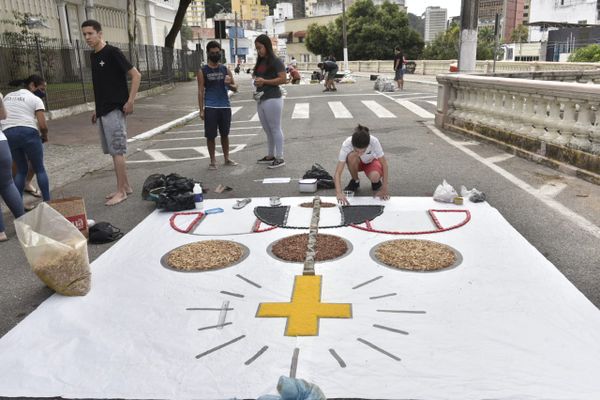 Tapetes de Corpus Christi enfeitam as ruas ao lado da Catedral Metropolitana de Vitória