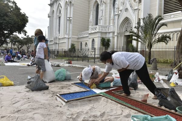 Tapetes de Corpus Christi enfeitam as ruas ao lado da Catedral Metropolitana de Vitória