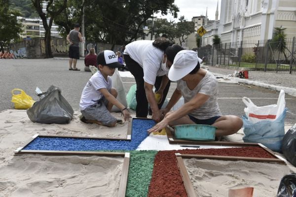 Tapetes de Corpus Christi enfeitam as ruas ao lado da Catedral Metropolitana de Vitória