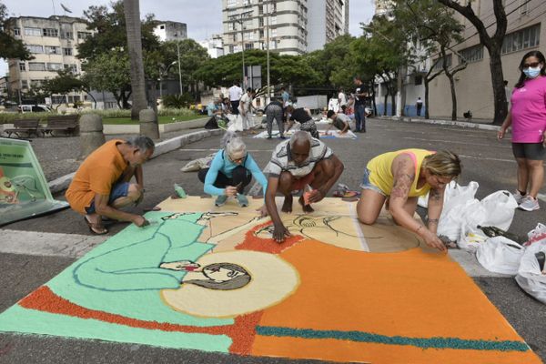 Tapetes de Corpus Christi enfeitam as ruas ao lado da Catedral Metropolitana de Vitória