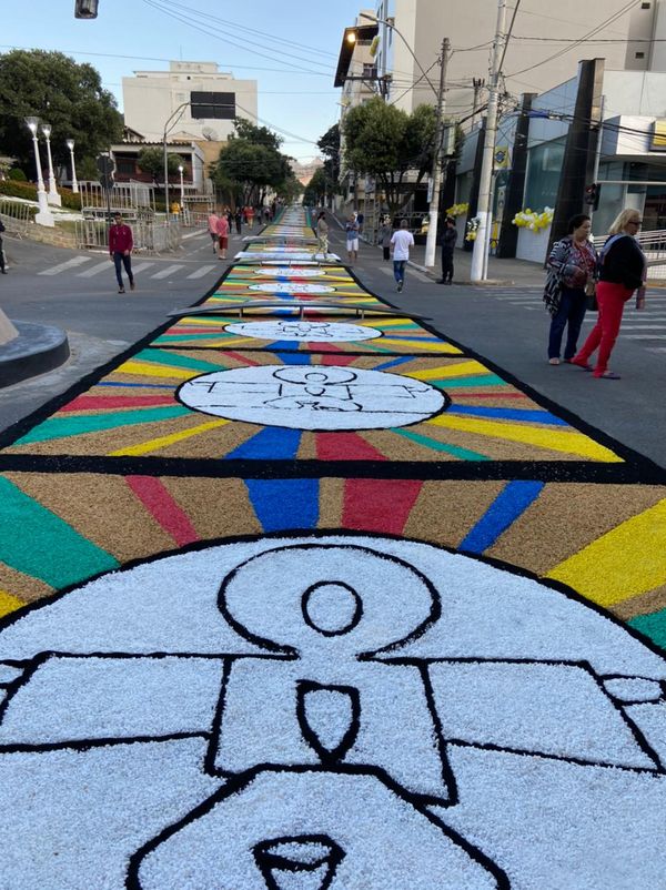Tapetes de Corpus Christi enfeitam as ruas de Castelo, no Sul do ES por Beatriz Caliman
