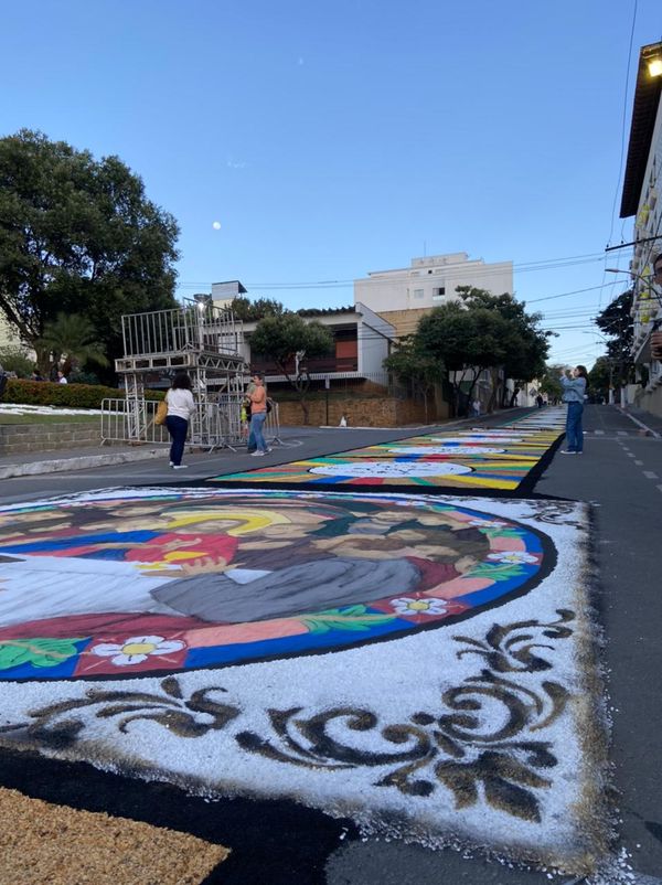Tapetes de Corpus Christi enfeitam as ruas de Castelo, no Sul do ES por Beatriz Caliman