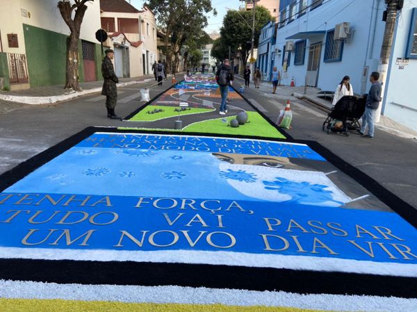 Tapetes de Corpus Christi enfeitam as ruas de Castelo, no Sul do ES por Beatriz Caliman