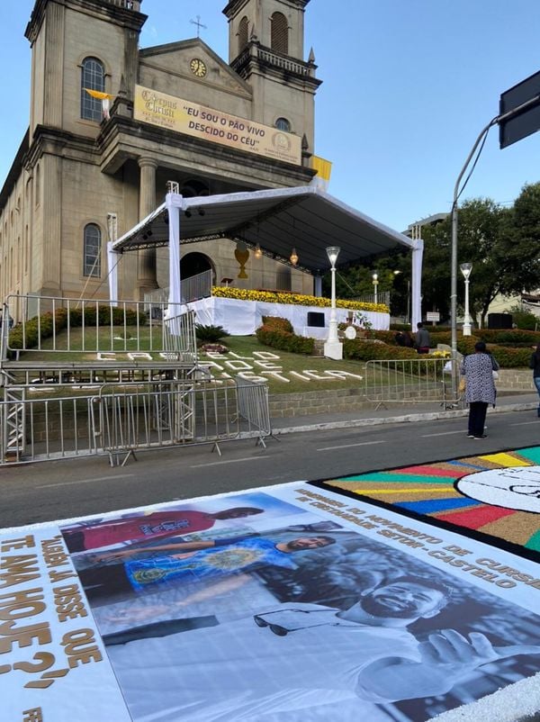 Tapetes de Corpus Christi enfeitam as ruas de Castelo, no Sul do ES por Beatriz Caliman