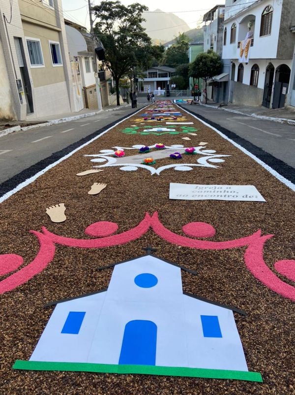 Tapetes de Corpus Christi enfeitam as ruas de Castelo, no Sul do ES por Beatriz Caliman
