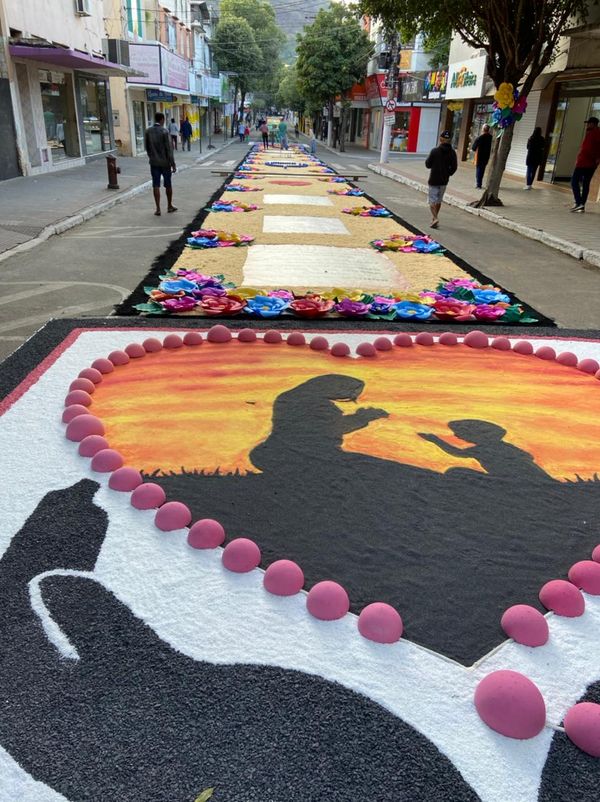 Tapetes de Corpus Christi enfeitam as ruas de Castelo, no Sul do ES por Beatriz Caliman