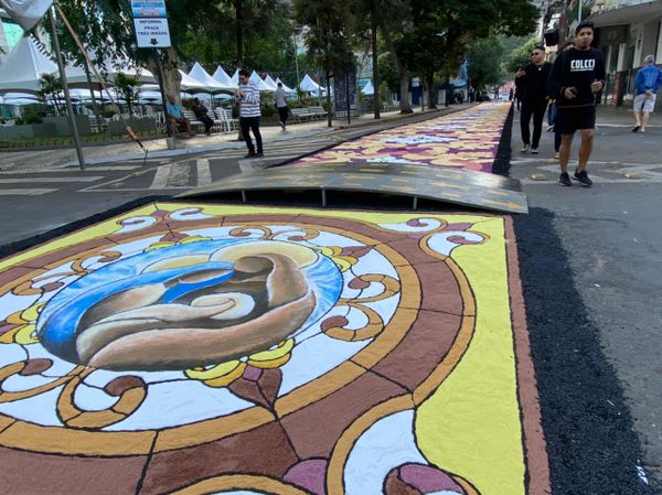 Tapetes de Corpus Christi enfeitam as ruas de Castelo, no Sul do ES por Beatriz Caliman