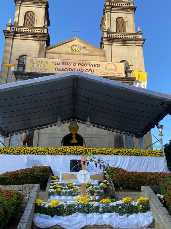 Tapetes de Corpus Christi enfeitam as ruas de Castelo, no Sul do ES por Beatriz Caliman