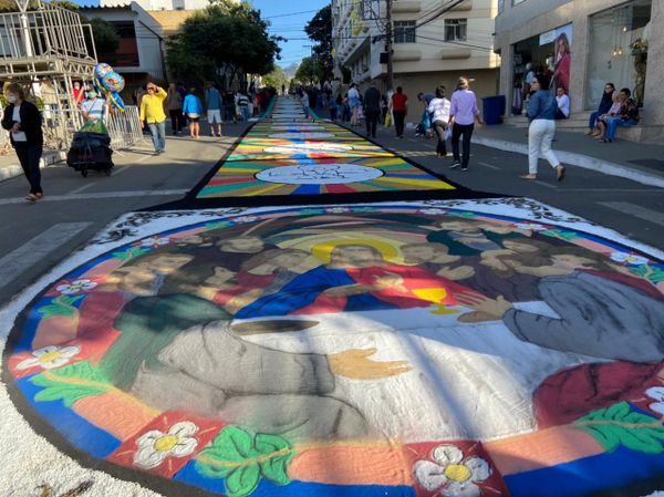 Tapetes de Corpus Christi enfeitam as ruas de Castelo, no Sul do ES por Beatriz Caliman