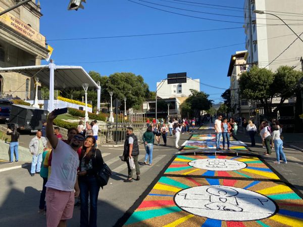 Tapetes de Corpus Christi enfeitam as ruas de Castelo, no Sul do ES por Beatriz Caliman