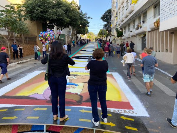 Tapetes de Corpus Christi enfeitam as ruas de Castelo, no Sul do ES por Beatriz Caliman