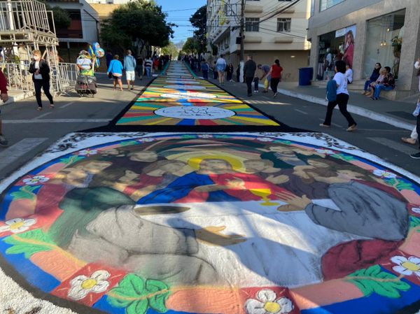 Tapetes de Corpus Christi enfeitam as ruas de Castelo, no Sul do ES por Beatriz Caliman