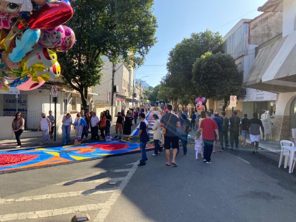 Tapetes de Corpus Christi enfeitam as ruas de Castelo, no Sul do ES por Beatriz Caliman