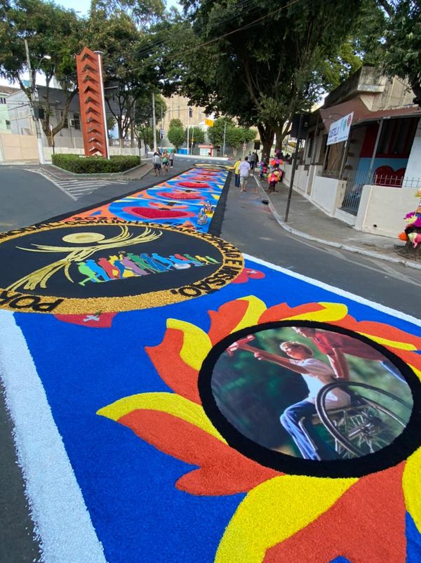 Tapetes de Corpus Christi enfeitam as ruas de Castelo, no Sul do ES por Beatriz Caliman