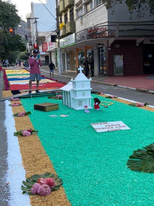 Tapetes de Corpus Christi enfeitam as ruas de Castelo, no Sul do ES por Beatriz Caliman
