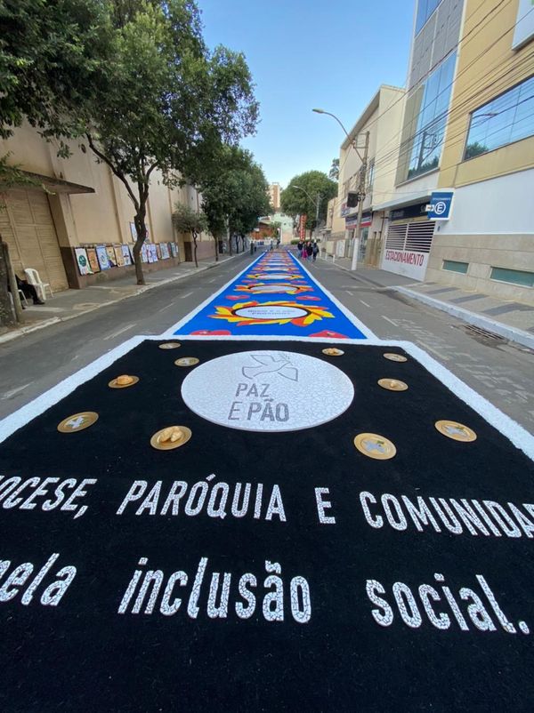 Tapetes de Corpus Christi enfeitam as ruas de Castelo, no Sul do ES por Beatriz Caliman