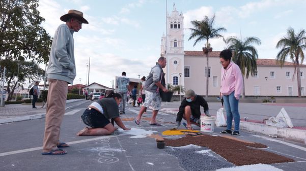 Tapetes de Corpus Christi na Serra