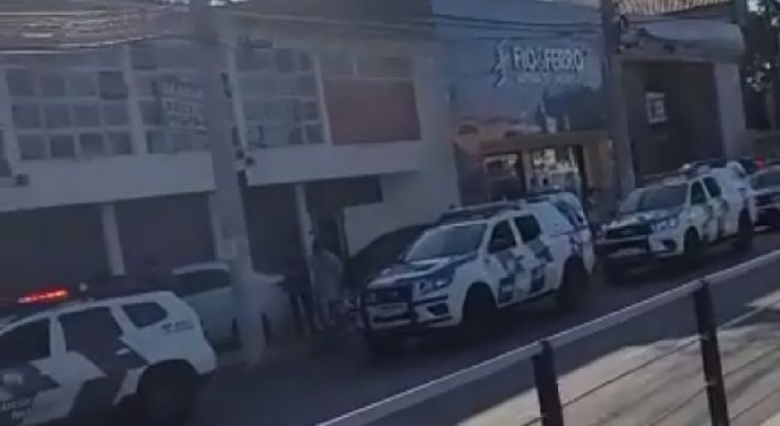 Dupla teria cometido assalto em Jardim da Penha e foi parada pela polícia na Avenida Leitão da Silva. Suspeitos tentaram escapar, mas um deles foi baleado na perna. O outro fugiu