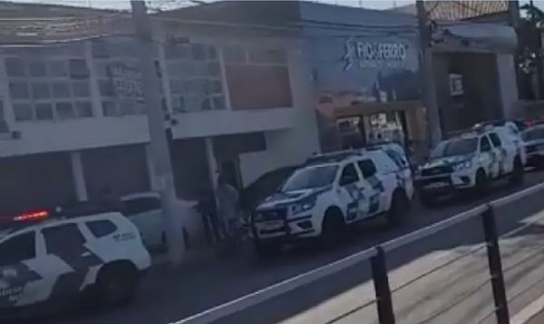 Viaturas da PM na Avenida Leitão da Silva, onde suspeitos foram abordados
