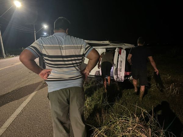  Carro capotou na noite desta sexta-feira (17) na ES 060, em Marataízes