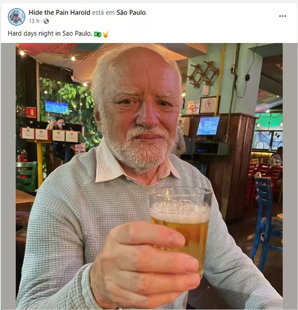 Homem do meme 'rindo de nervoso' tomando cerveja em bar de São Paulo