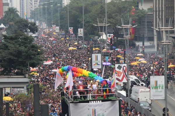Movimentação durante a 26ª Parada do Orgulho LGBT+ na Avenida Paulista em São Paulo (SP), neste domingo (19)