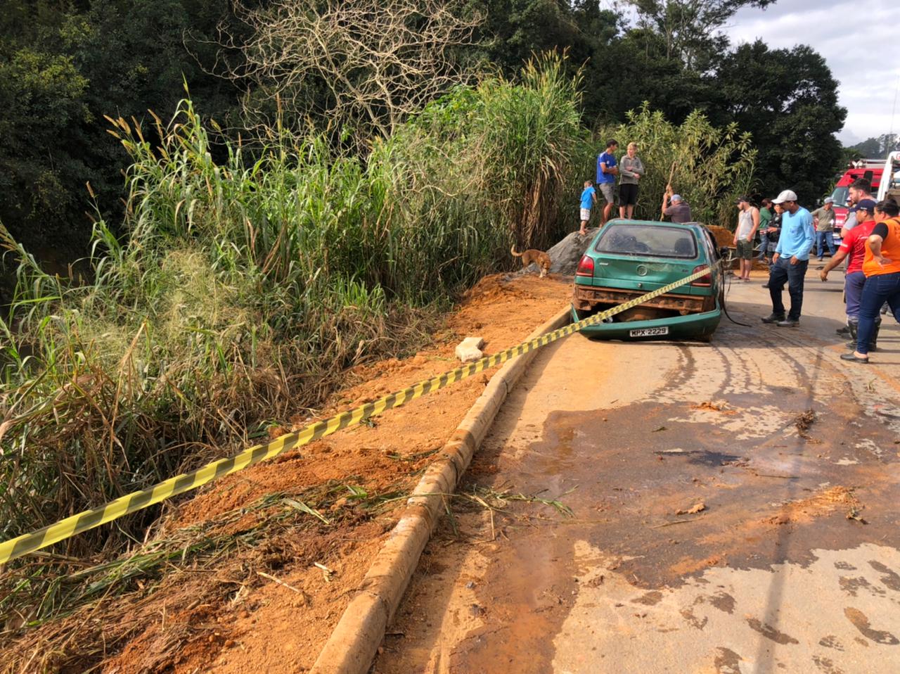 Corpo de Bombeiros fez o trabalho de retirada do veículo do rio, em Belém, Zona Rural de Santa Maria de Jetibá. Duas pessoas estavam mortas dentro do carro.