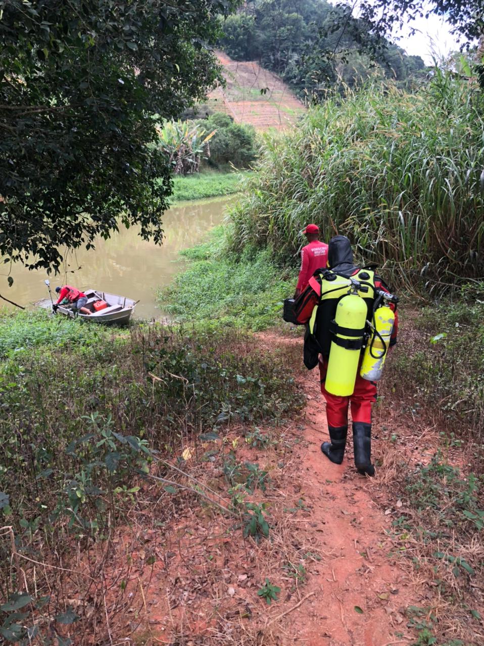 Corpo de Bombeiros fez o trabalho de retirada do veículo do rio, em Belém, Zona Rural de Santa Maria de Jetibá. Duas pessoas estavam mortas dentro do carro.