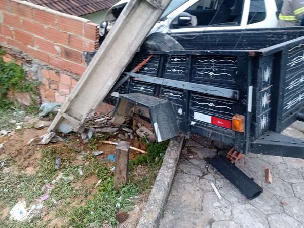 Carro atingiu poste, reboque e muro de casa em acidente em Colatina
