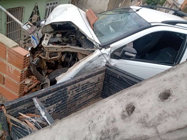 Carro ficou com a frente toda destruída após acidente em Colatina