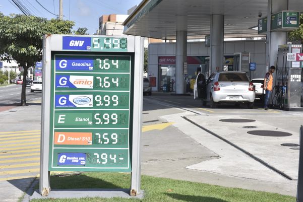 No fim de semana, a Petrobras reajustou os valores dos combustíveis vendidos às distribuidoras. A última correção no preço da gasolina havia sido feita em março