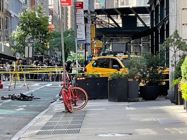 Pelo menos seis pessoas ficaram feridas após um táxi invadir uma calçada, atropelar pedestres e bater em um prédio em Nova York