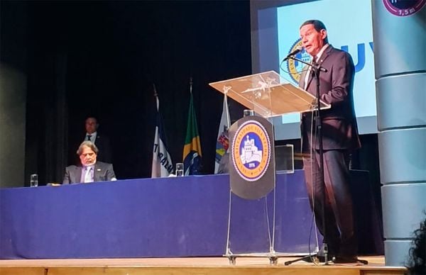 Vice-presidente Mourão em palestra na UVV