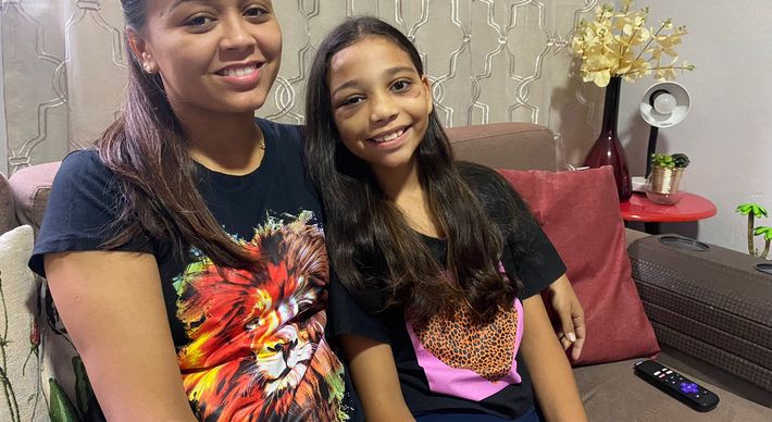 Após ficar internada em Vitória, Laura Serafim, de 9 anos, está em casa, na cidade de Alegre. Ela e uma amiga sofreram um acidente no início do mês, quando o brinquedo de um parque de diversões quebrou