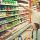 Famílias durante compras no supermercado