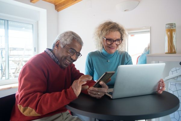 casal; consumo; redes sociais; idosos