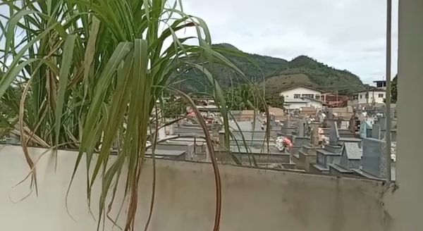 Cemitério atrás de muro de casa em João Neiva