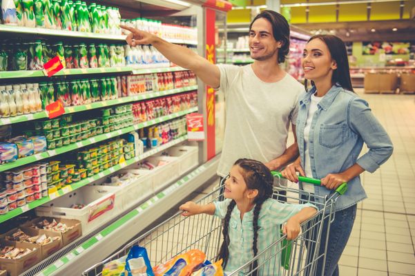 Famílias durante compras no supermercado