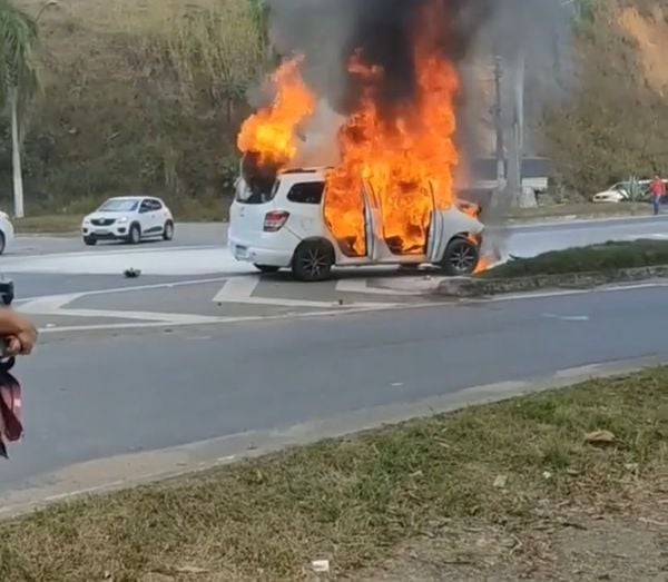 Momento em que carro pega fogo na BR 101, em Ibiraçu