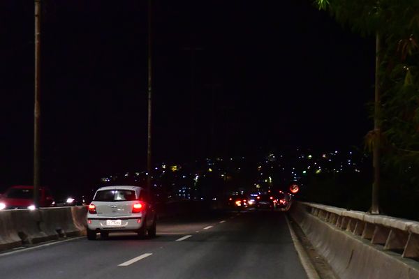 Trecho da Segunda Ponte sem iluminação por Fernando Madeira
