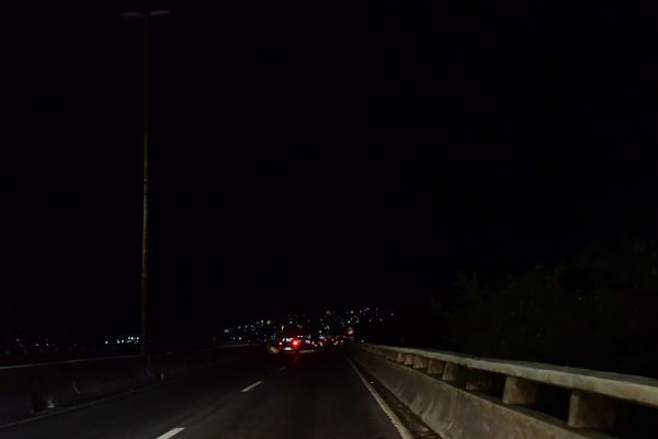 Trecho da Segunda Ponte sem iluminação por Fernando Madeira