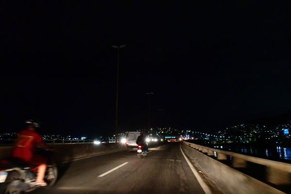 Trecho da Segunda Ponte sem iluminação por Fernando Madeira