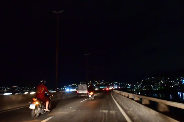 Trecho da Segunda Ponte sem iluminação por Fernando Madeira