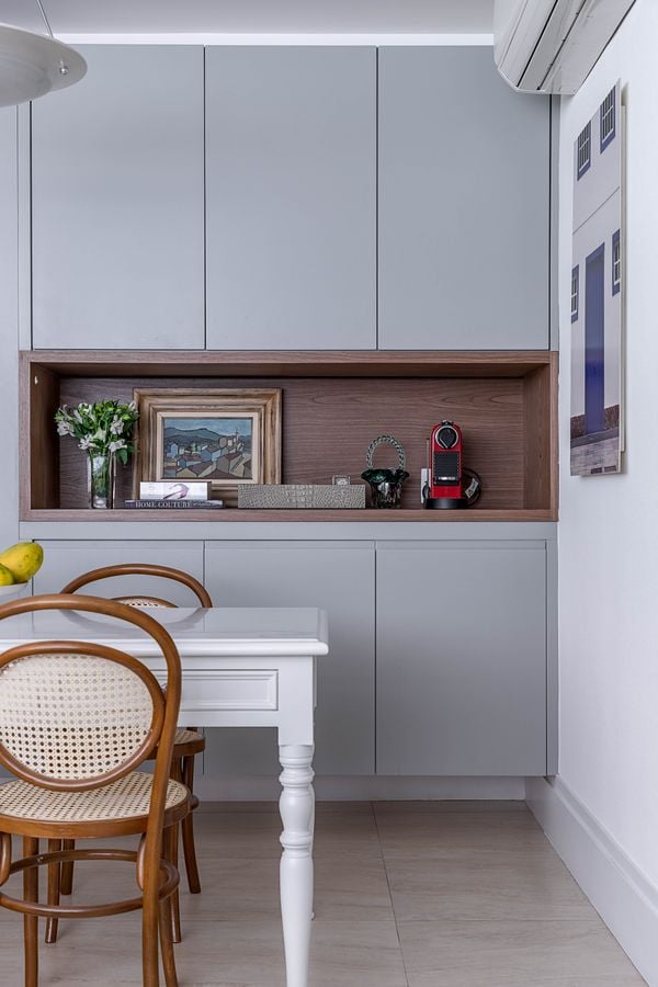  Especialistas da área de decoração ressaltam que além de pensar em todos esses itens, vale ficar de olho em objetos decorativos que deixem o espaço ainda mais aconchegante. por Projeto de Carina Dal Fabbro e foto de Rafael Renzo